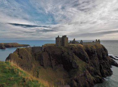 Kale, uçurum ve deniz. Stonehaven, İskoçya - 18 Şubat 2019 Ortaçağ Dunnottar Şatosu 'nun kalıntıları İskoçya' nın Stonehaven şehrinde bir deniz uçurumunda.