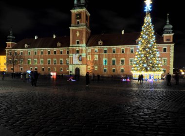 Kale ve Noel ağacı. Varşova, Polonya - 31 Aralık 2019 2019 'da Varşova' daki kraliyet kalesinin önündeki Noel ağacını aydınlattı..