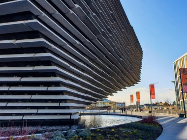 DUNDEE, İngiltere, 18 Şubat 2020: Güneşli bir kış günü öğleden sonra Dundee 'deki yeni Victoria ve Albert Müzesini belgeleyen bir fotoğraf.
