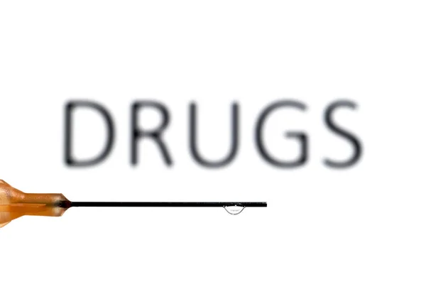 Bir Damlacığı Askıya Alınmış Tıbbi Iğne Uyuşturucu Kelimesini Kırıyor Arka — Stok fotoğraf