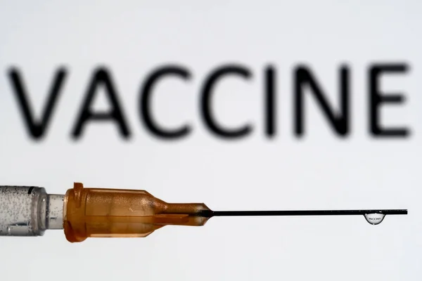 Μια Ιατρική Βελόνα Ένα Σταγονίδιο Εναιωρήματος Διαθλά Λέξη Εμβόλιο Οποία — Φωτογραφία Αρχείου