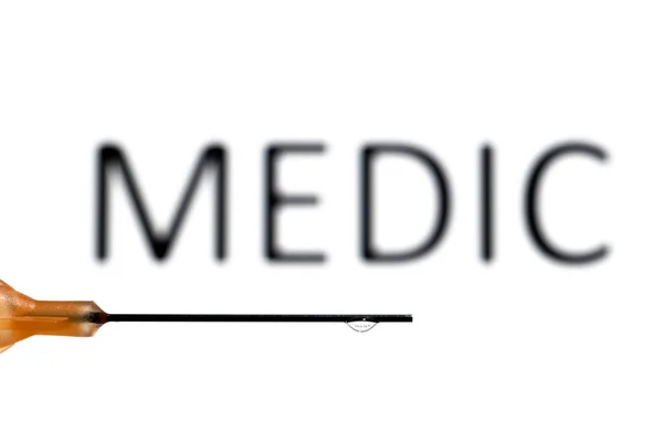 Медицинская Игла Подвешенной Каплей Преломляющей Слово Медик Которое Фокусе Заднем — стоковое фото