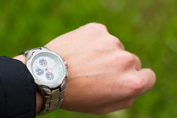 Obraz człowieka, patrząc na zegarek — Zdjęcie stockowe