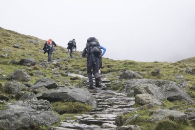 Bir Dağı'nda uzun yürüyüşe çıkan kimse