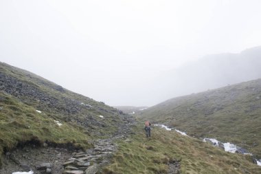 Bir Dağı'nda uzun yürüyüşe çıkan kimse