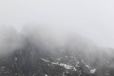 Sis kaplı dağın tepesinde