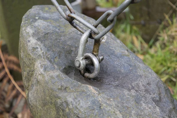 Piedra con una cadena —  Fotos de Stock