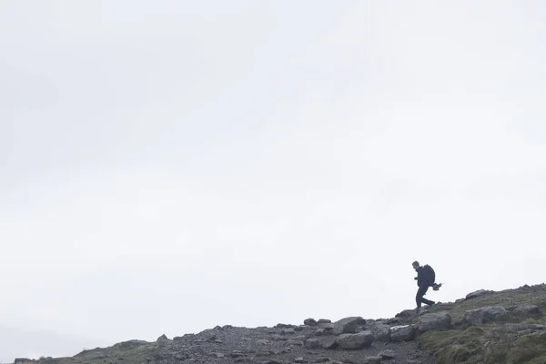 Wandelaar op een berg — Stockfoto