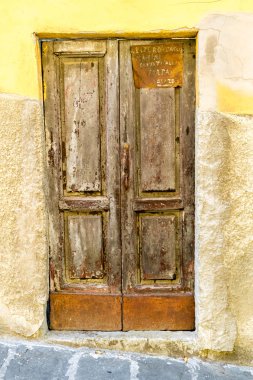 İtalyan bir köyde ahşap kapı