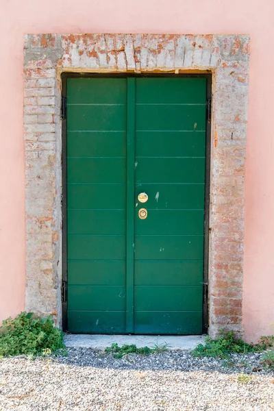 İtalyan bir köyde ahşap kapı