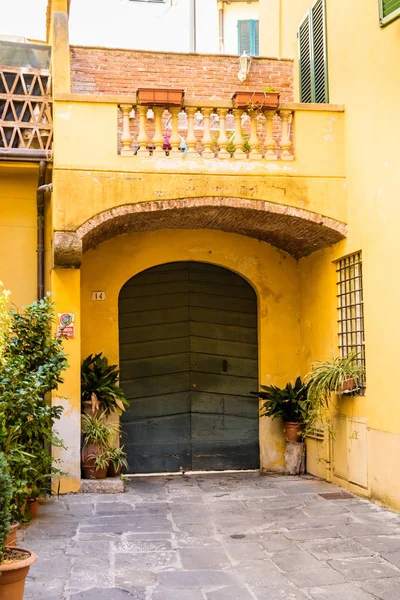 İtalyan bir köyde ahşap kapı