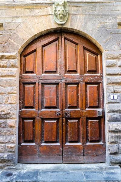 İtalyan bir köyde ahşap kapı