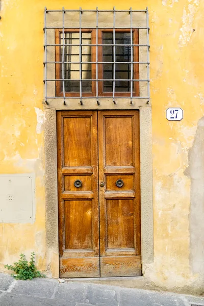 İtalyan bir köyde ahşap kapı
