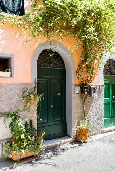 İtalyan bir köyde ahşap kapı