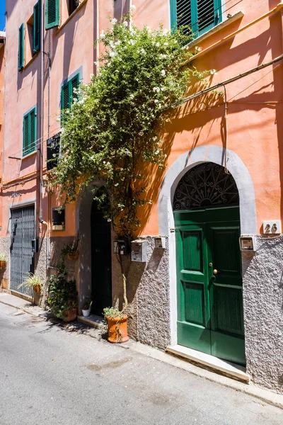 İtalyan bir köyde ahşap kapı