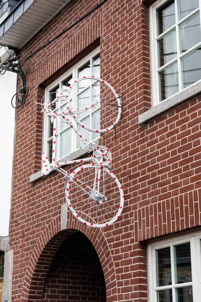 Henri Chapelle, Belçika, 25 Haziran, 2017 - bir evin duvarında sabit Bisiklet boyalı.