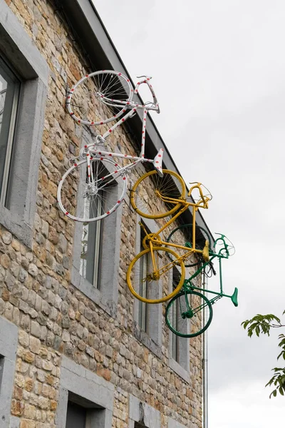 Henri Chapelle, Belçika, 25 Haziran, 2017 - bir evin duvarında sabit Bisiklet boyalı.