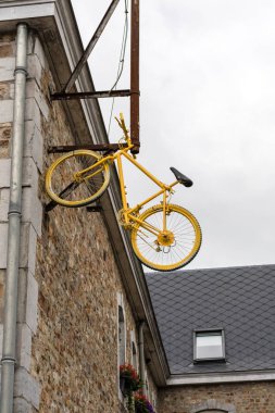 Henri Chapelle, Belçika, 25 Haziran, 2017 - bir evin duvarında sabit Bisiklet boyalı.