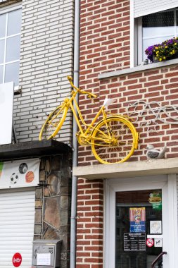 Henri Chapelle, Belçika, 25 Haziran, 2017 - bir evin duvarında sabit Bisiklet boyalı.