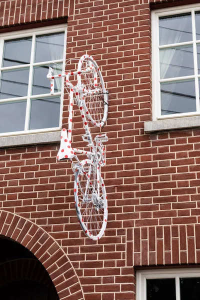 Henri Chapelle, Belçika, 25 Haziran, 2017 - bir evin duvarında sabit Bisiklet boyalı.