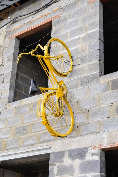 Henri Chapelle, Belçika, 25 Haziran, 2017 - bir evin duvarında sabit Bisiklet boyalı.