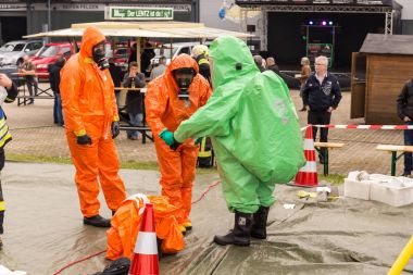 Bleialf, Almanya, 7 Mayıs 2017 - itfaiyeci göstermek nasıl tehlikeli madde - kamu gösteri