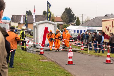Bleialf, Almanya, 7 Mayıs 2017 - itfaiyeci göstermek nasıl tehlikeli madde - kamu gösteri