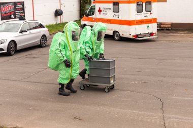 Bleialf, Almanya, 7 Mayıs 2017 - itfaiyeci göstermek nasıl tehlikeli madde - kamu gösteri