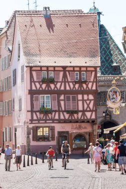 İnsanlar eski Colmar şehir onun yarı ahşap evleri ile ziyaret