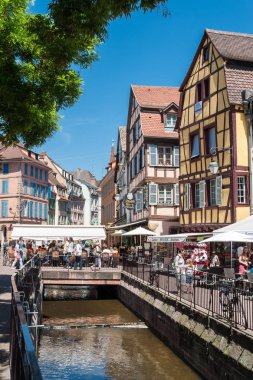 İnsanlar eski Colmar şehir onun yarı ahşap evleri ile ziyaret