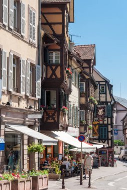 İnsanlar eski Colmar şehir onun yarı ahşap evleri ile ziyaret