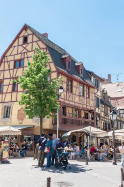 İnsanlar eski Colmar şehir onun yarı ahşap evleri ile ziyaret