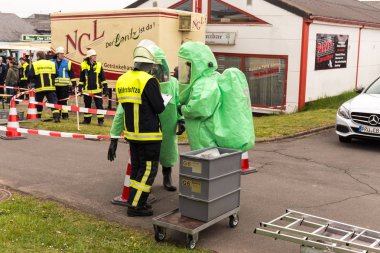 Bleialf, Almanya, 7 Mayıs 2017 - itfaiyeci göstermek nasıl tehlikeli madde - kamu gösteri