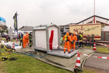 Bleialf, Almanya, 7 Mayıs 2017 - itfaiyeci göstermek nasıl tehlikeli madde - kamu gösteri