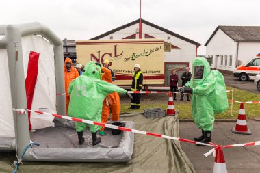 Bleialf, Almanya, 7 Mayıs 2017 - itfaiyeci göstermek nasıl tehlikeli madde - kamu gösteri