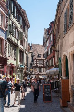 İnsanlar eski Colmar şehir onun yarı ahşap evleri ile ziyaret
