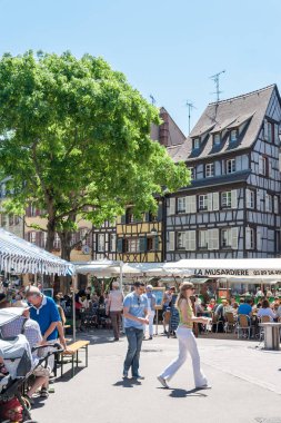 İnsanlar eski Colmar şehir onun yarı ahşap evleri ile ziyaret