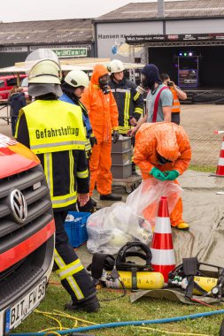 Bleialf, Almanya, 7 Mayıs 2017 - itfaiyeci göstermek nasıl tehlikeli madde - kamu gösteri