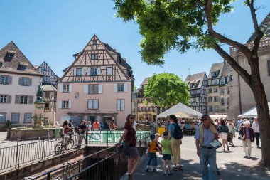 İnsanlar eski Colmar şehir onun yarı ahşap evleri ile ziyaret