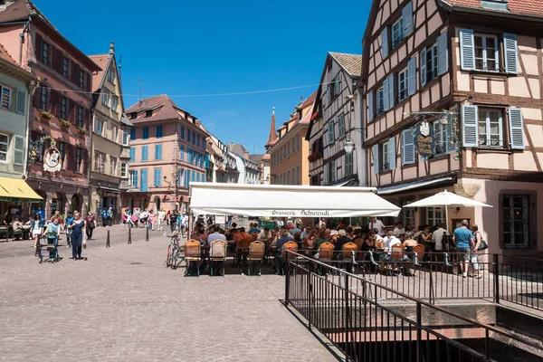 İnsanlar eski Colmar şehir onun yarı ahşap evleri ile ziyaret