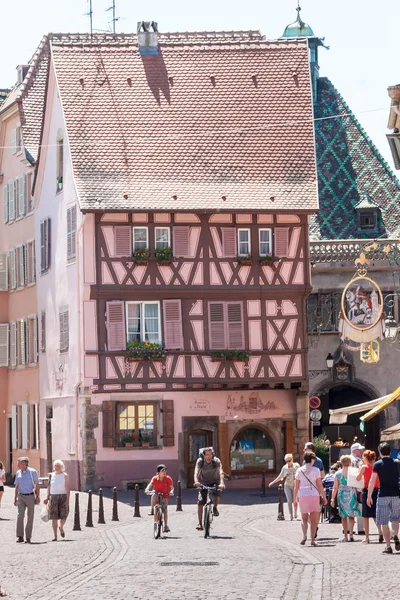 İnsanlar eski Colmar şehir onun yarı ahşap evleri ile ziyaret