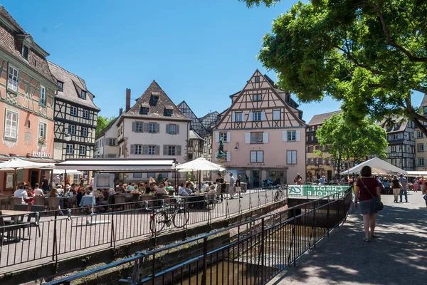 İnsanlar eski Colmar şehir onun yarı ahşap evleri ile ziyaret