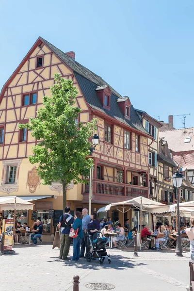 İnsanlar eski Colmar şehir onun yarı ahşap evleri ile ziyaret