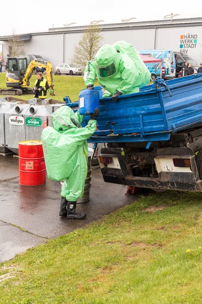 Bleialf, deutschland, 7. Mai 2017 - Feuerwehr demonstriert Umgang mit Gefahrgut - öffentliche Demonstration — Stockfoto