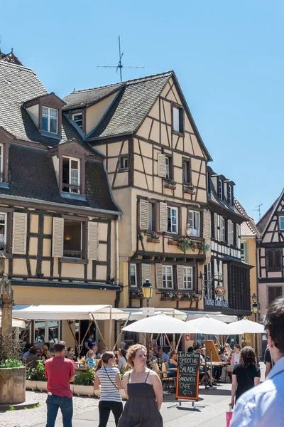 Lidé navštívit staré město Colmar s hrázděnými domy — Stock fotografie