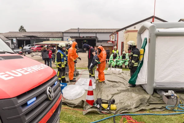 Bleialf, deutschland, 7. Mai 2017 - Feuerwehr demonstriert Umgang mit Gefahrgut - öffentliche Demonstration — Stockfoto