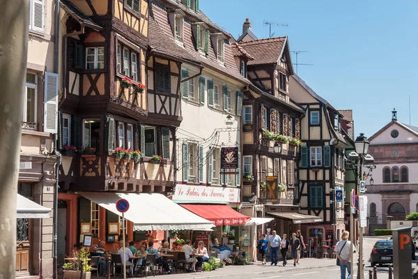 İnsanlar eski Colmar şehir onun yarı ahşap evleri ile ziyaret