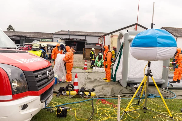 Bleialf, Almanya, 7 Mayıs 2017 - itfaiyeci göstermek nasıl tehlikeli madde - kamu gösteri