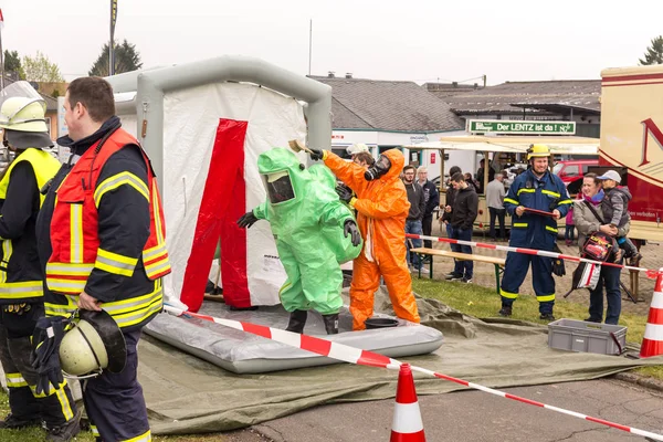 Bleialf, Almanya, 7 Mayıs 2017 - itfaiyeci göstermek nasıl tehlikeli madde - kamu gösteri