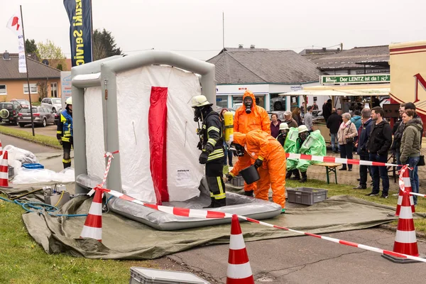 Bleialf, Almanya, 7 Mayıs 2017 - itfaiyeci göstermek nasıl tehlikeli madde - kamu gösteri